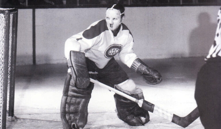 Jacques Plante dans les buts avec le Canadiens .