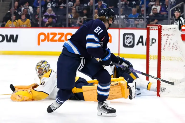 Kyle Connor marquant un but contre les Prédateurs de Nashville