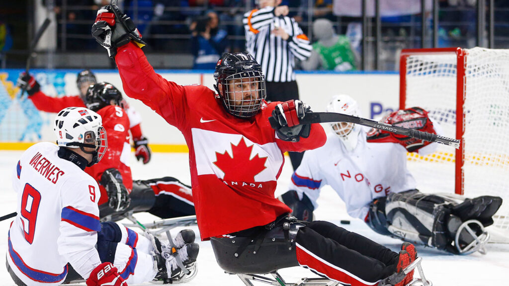 L'équipe Paralympique du Canada célébrant un but.