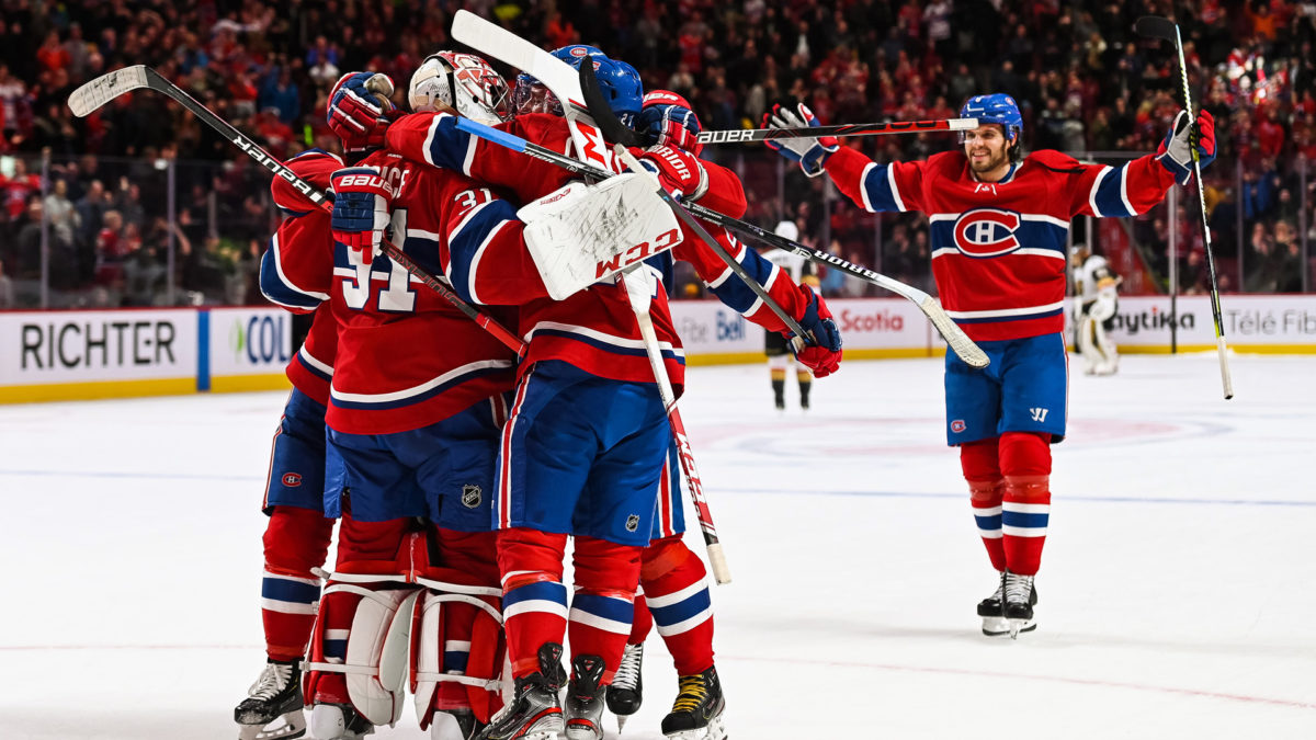 L'équipe du Canadiens de Montréal célébrant la victoire.