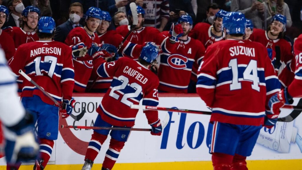 L'équipe des Canadiens de Montréal célébrant un but.