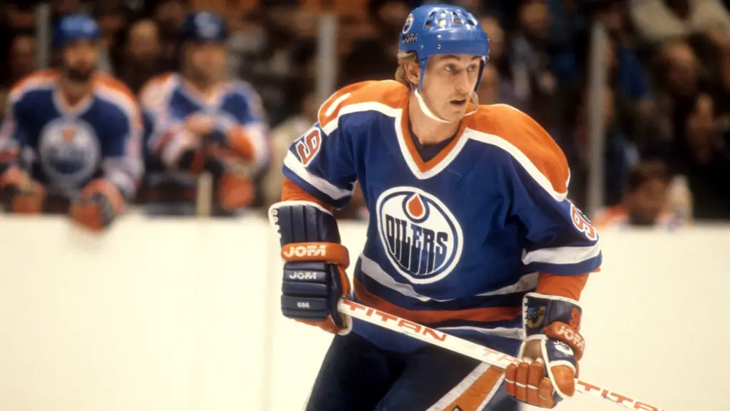 Wayne Gretzky qui est sur la patinoire dans l'uniforme des Oilers.