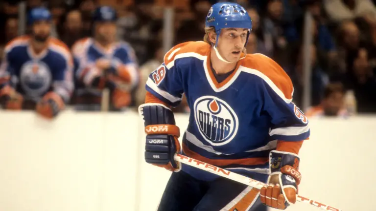 Wayne Gretzky qui est sur la patinoire dans l'uniforme des Oilers.